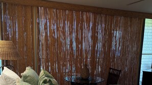 Ein Schlafzimmer mit einem großen Bett, einer Lampe und einer Holzwand.