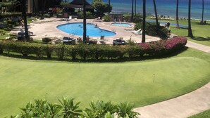Ein Resort mit Schwimmbad, Palmen und Blick auf den Ozean.