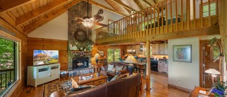 Televisio, takka, videopelejä, pöytäjalkapallopöytä