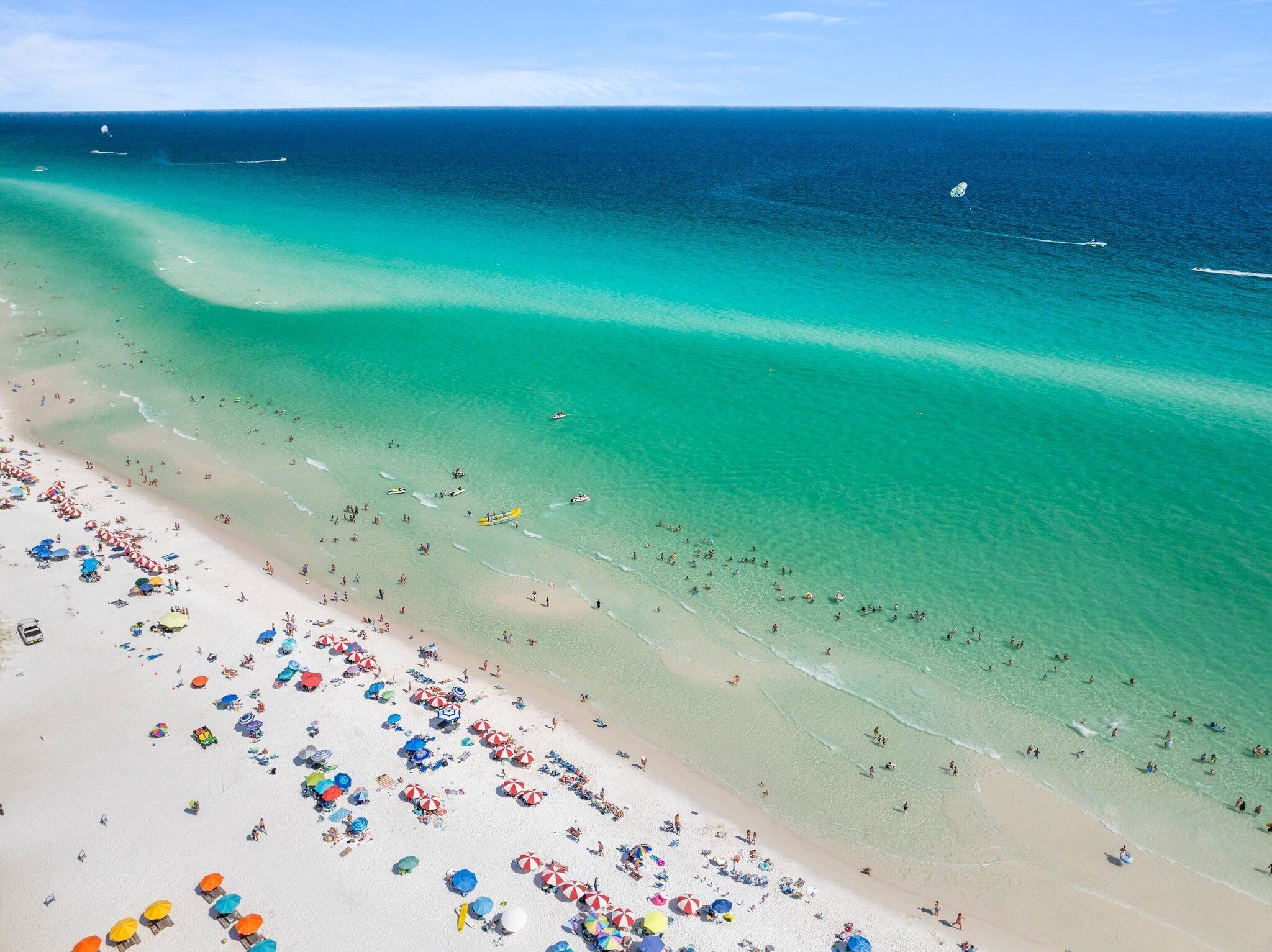 在海滩、沙滩椅、沙滩毛巾