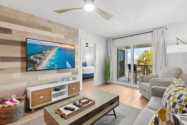 Televisor intel·ligent i llibres 