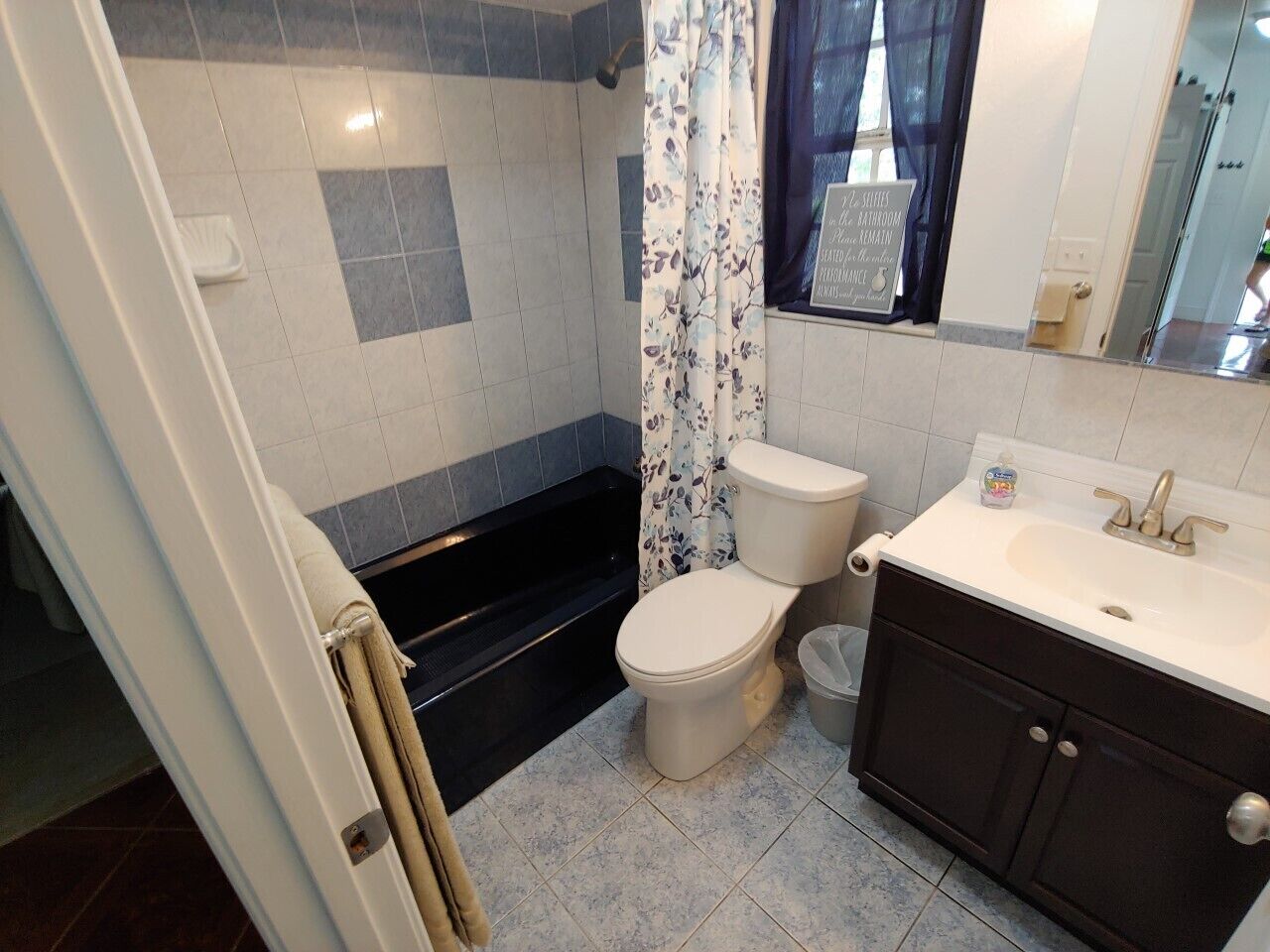 Un baño con bañera, inodoro y lavamanos.