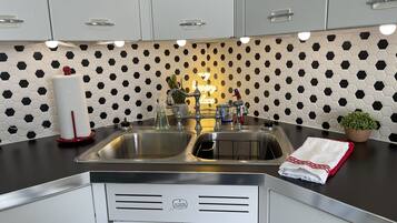 Kjøleskap, mikrobølgeovn, ovn og kokeplater