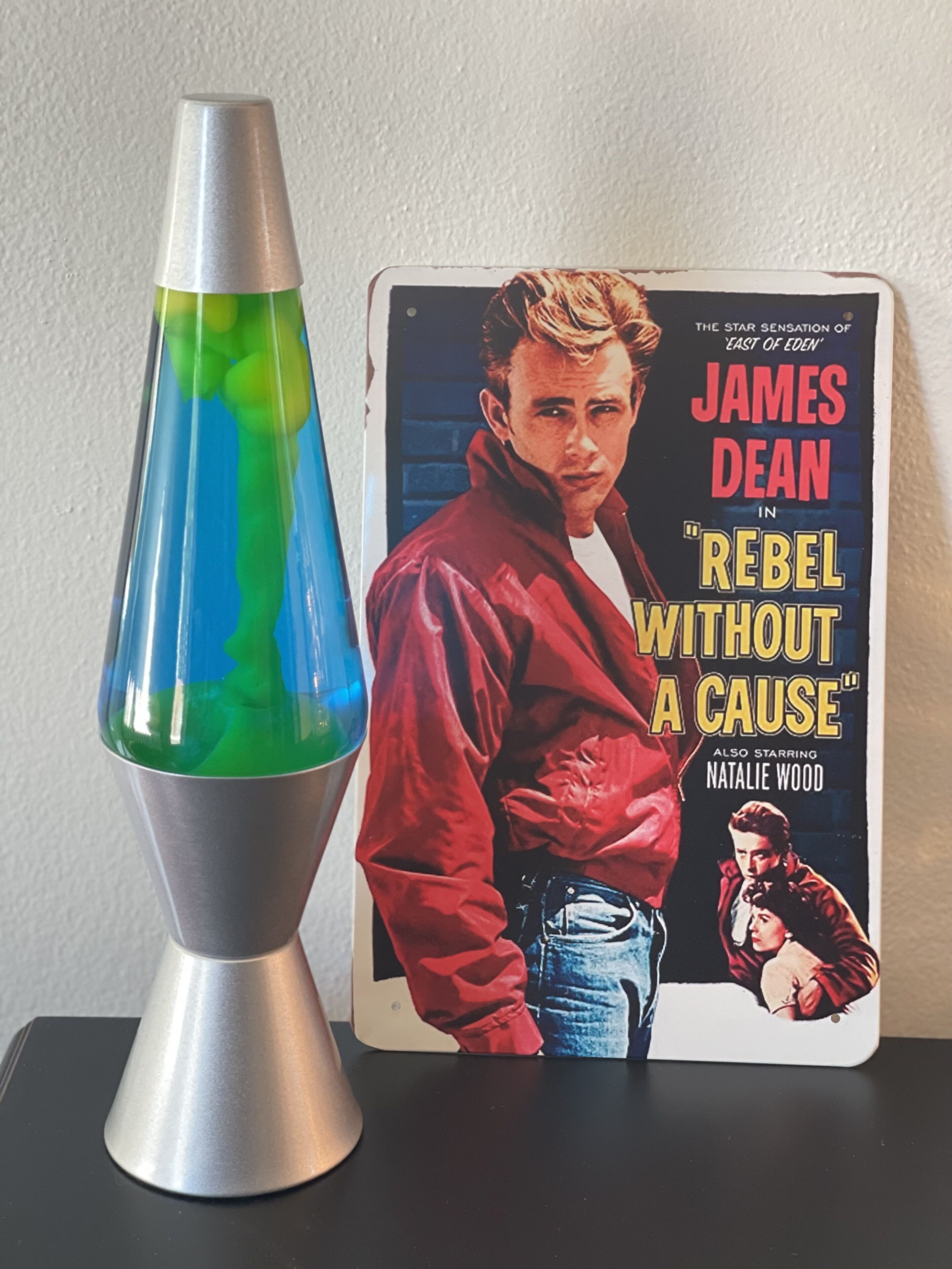 Een lava lamp en een filmposter voor 