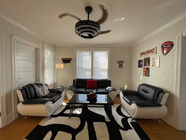 Smart-TV, Kamin, Musikbibliothek, Stereoanlage