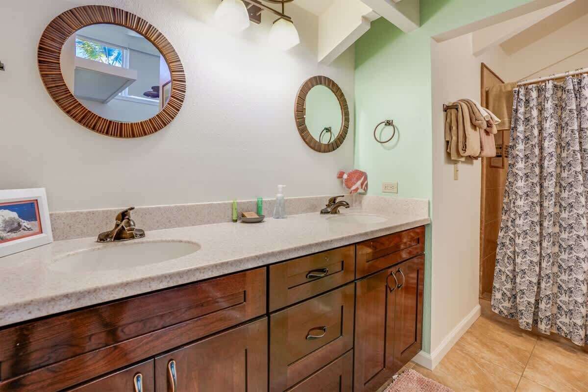 Combined shower/tub, hair dryer, towels