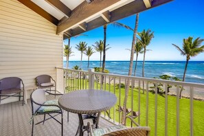 Property grounds - Kapaa Shores A303.  Beautiful Oceanfront Condo wit (Kapaʻa)