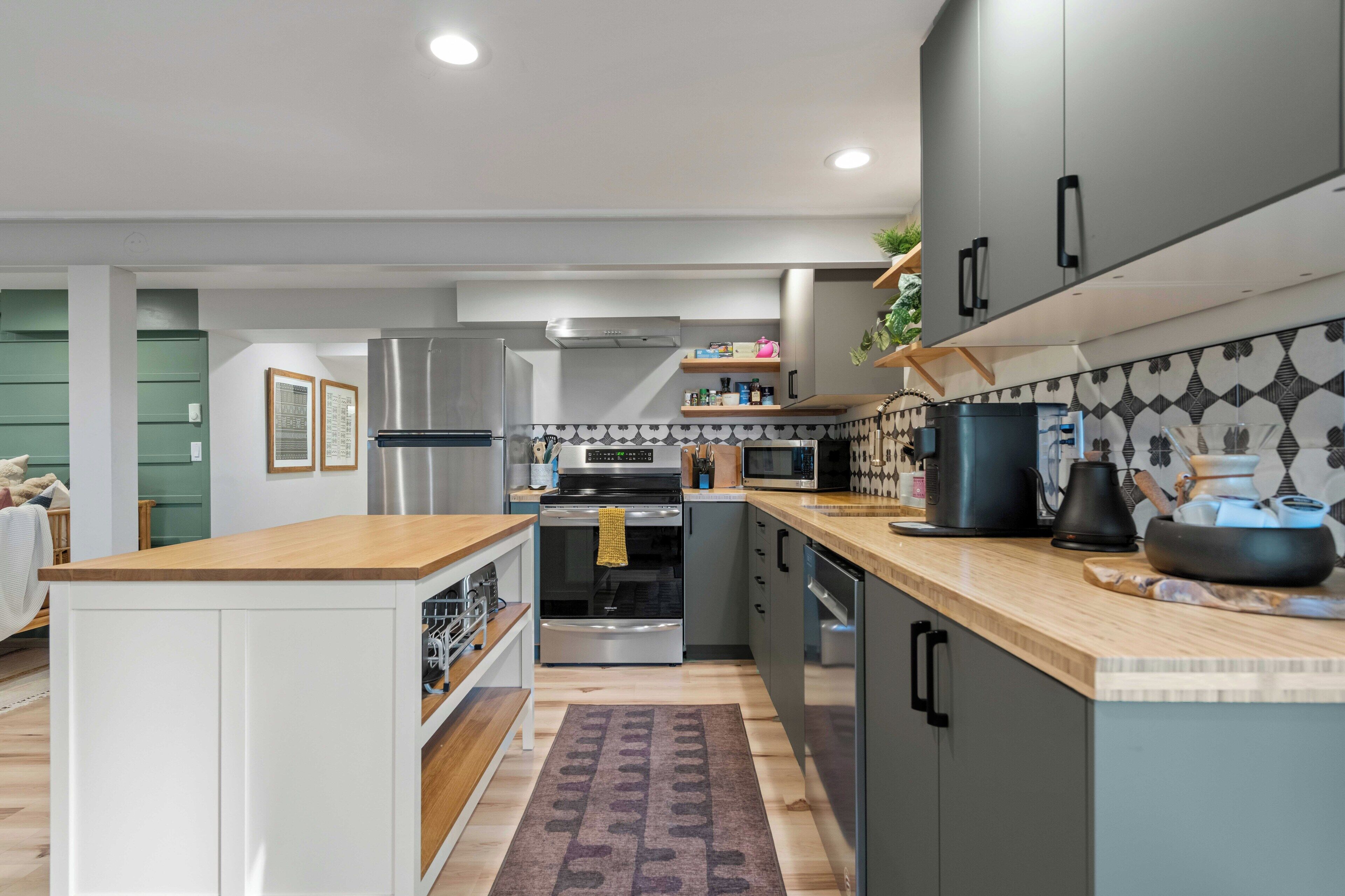 Kühlschrank, Mikrowelle, Ofen, Herdplatte