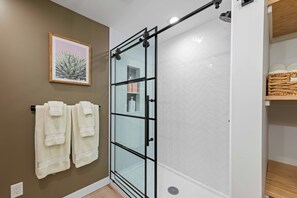 Douche, séchoir à cheveux, serviettes fournies, savon