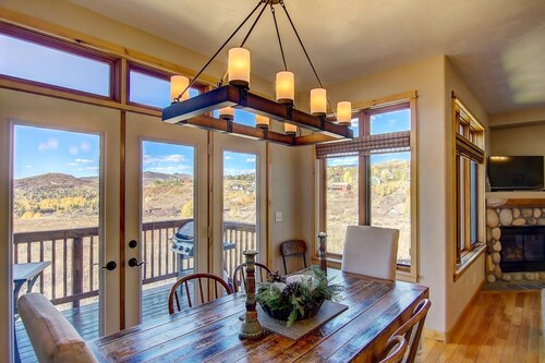 Scenic Dog-Friendly Haven with Breathtaking Views, Garage, and Easy Access to Beautiful Local Trails