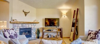 Unbelievable Views! NEW King Bed-Grill-2 Liv Areas-2 Car Garage-Steps to Trail/Walk to Town-Dogs Ok