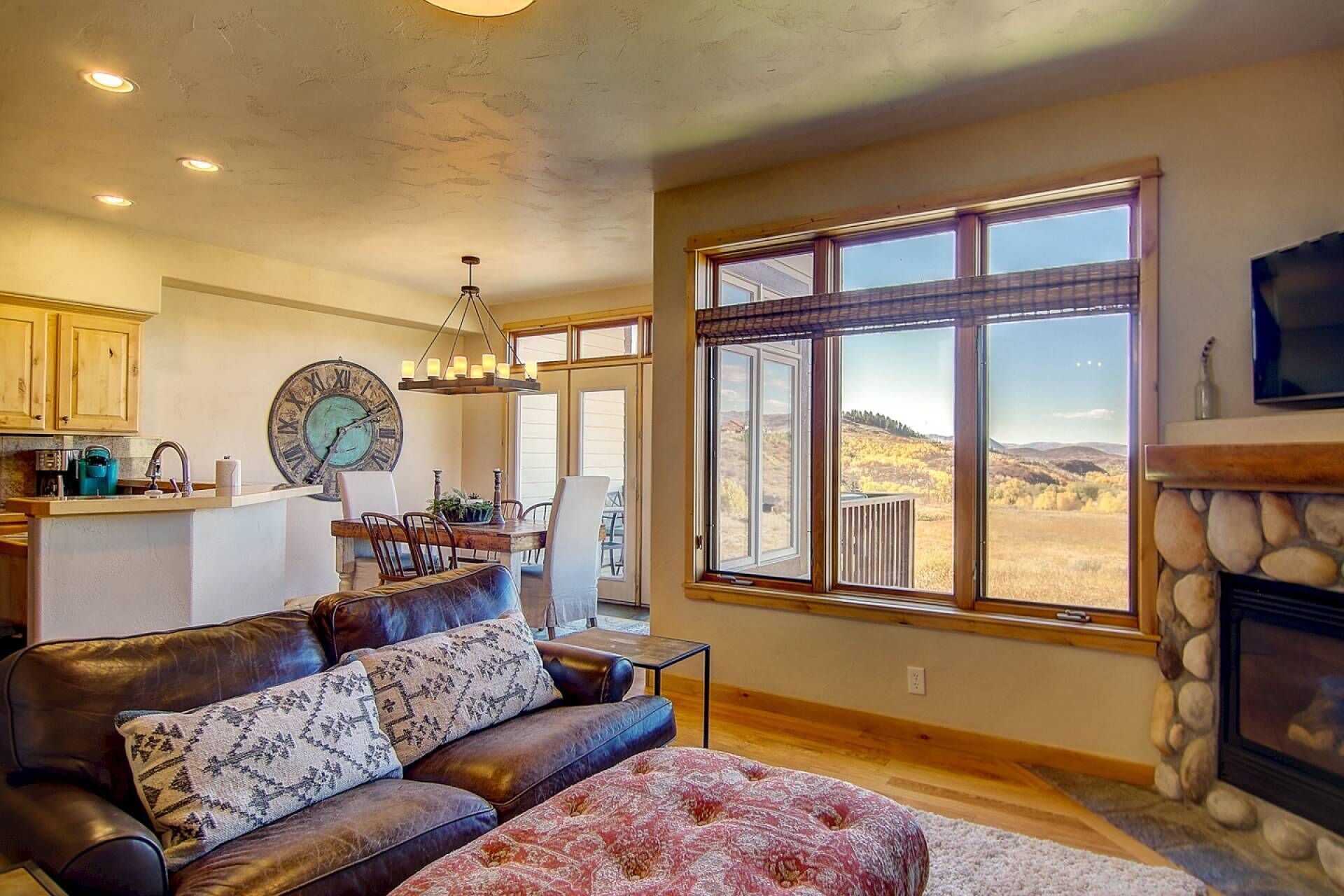 Smart TV, caminetto, lettore DVD, libri