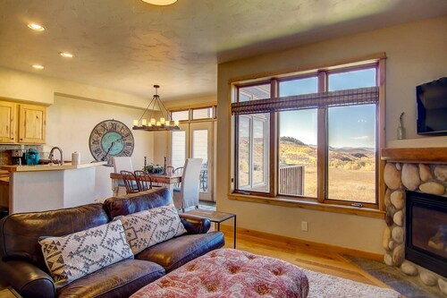 Unbelievable Views! NEW King Bed-Grill-2 Liv Areas-2 Car Garage-Steps to Trail/Walk to Town-Dogs Ok