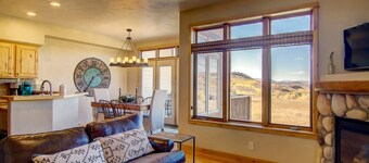 Unbelievable Views! NEW King Bed-Grill-2 Liv Areas-2 Car Garage-Steps to Trail/Walk to Town-Dogs Ok