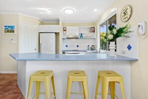Fridge, microwave, oven, stovetop - Peace within the palms, Castaways Beach (Castaways Beach)