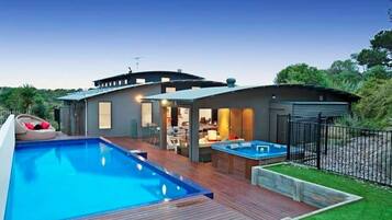 Een buitenzwembad, een verwarmd zwembad