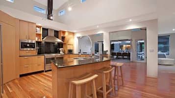 Jääkaappi, mikroaaltouuni, uuni, liesi