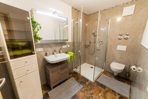 Een douche, een haardroger, handdoeken