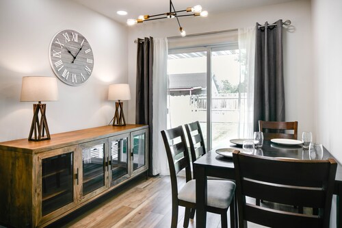 Newly Renovated Mid-Modern Townhome Central Twin Falls