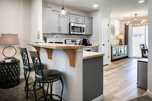 Microwave, dishwasher, coffee/tea maker, cookware/dishes/utensils - Newly Renovated Mid-Modern Townhome Central Twin Falls (Twin Falls)