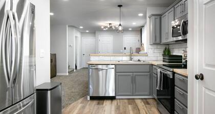 Newly Renovated Mid-Modern Townhome Central Twin Falls