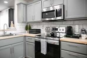 電子レンジ、食器洗い機、コーヒー / ティーメーカー、調理器具と食器