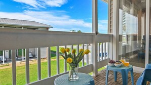 A balcony with a clear view of the sky and a grassy yard. - Great Location!! Family Friendly, 3 Pools, Lake, Tennis, Free Activities & Walk to Restaurants/Shops (Destin)