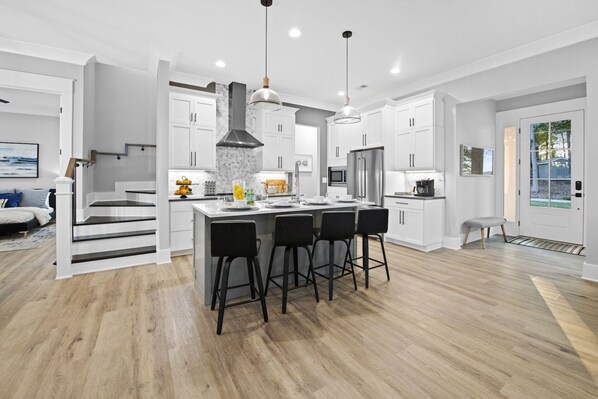 冰箱、微波炉、烤箱、炉灶