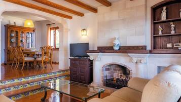 Een televisie, een open haard, een dvd-speler en een tafeltennistafel