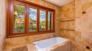 Badewanne, Haartrockner, Handtücher