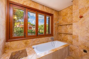 Badewanne, Haartrockner, Handtücher