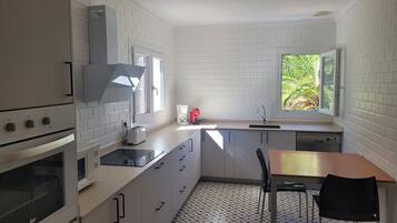 Een koelkast, een magnetron, een oven, een kookplaat