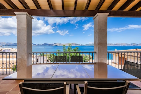 Outdoor dining. Beautiful Villa "Gran Vista Mar" with Sea Views, Pool, Air Conditioning and Wi-Fi