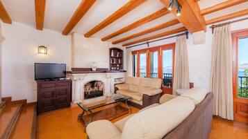 Téléviseur, foyer, lecteur de DVD, table de ping-pong