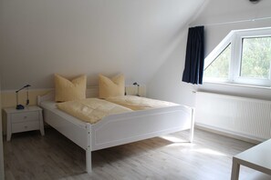 6 bedrooms, travel cot, WiFi, bed sheets