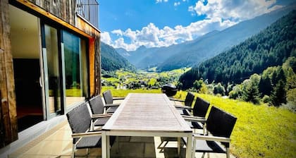 Modernes, idyllisches Ferienhaus mit atemberaubendem Panoramablick