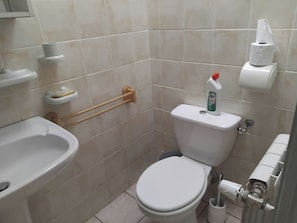 A small bathroom with a toilet, bidet, and sink. - Country House (Montjay)