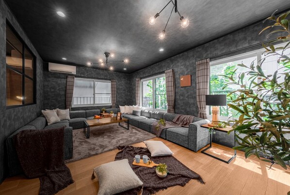 콘도, 금연 | 거실 공간 | 케이블 채널 시청이 가능한 60인치 평면 TV, TV, 넷플릭스