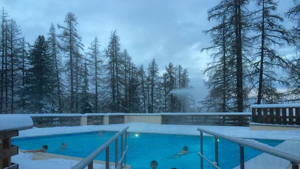 A swimming pool surrounded by snow-covered trees. - Residence on the slopes with heated outdoor pool (Vars)