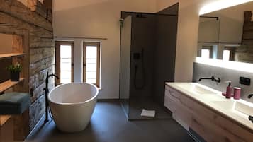 Badewanne, Haartrockner, Handtücher, Seife