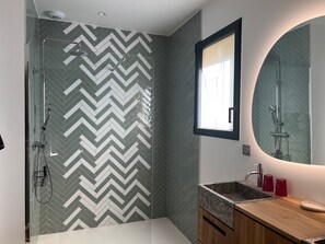 Douche, sèche-cheveux, serviettes fournies