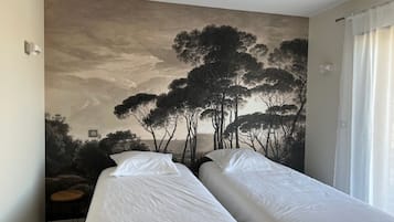 3 slaapkamers, een kluis op de kamer, een bureau