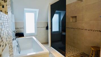 Badewanne, Haartrockner, Handtücher, Toilettenpapier