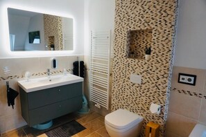 Bañera, secador de pelo, toallas, papel higiénico