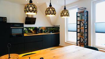 Kühlschrank, Mikrowelle, Ofen, Herdplatte