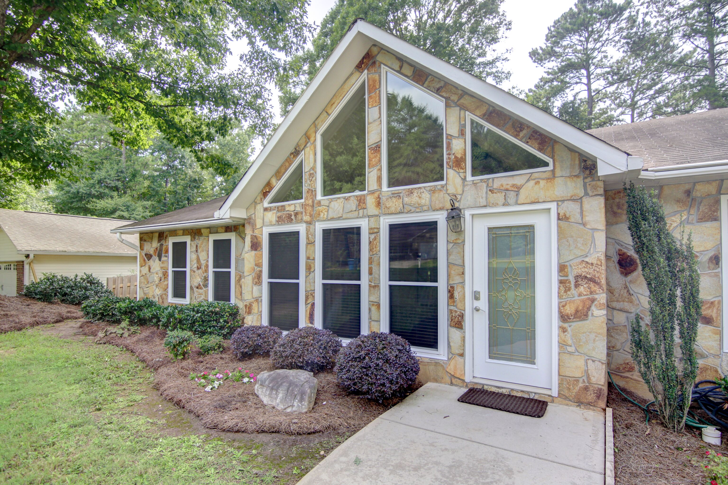 REMODELED PEACHTREE CITY HOME ON GOLF COURSE 