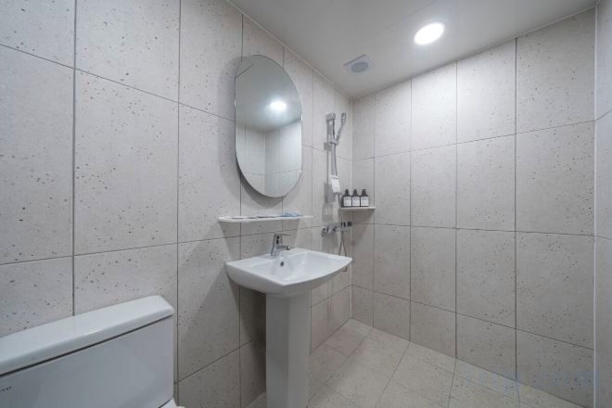 Business Twin Room (Check-in 10Pm On Fri, Sat, Sun)