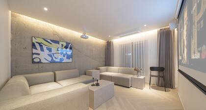Croissant Hotel Guri by AanK