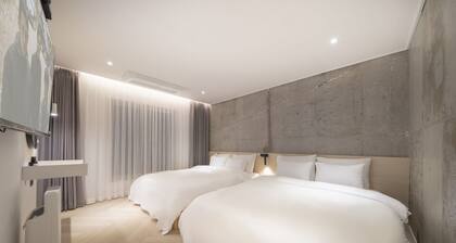 Croissant Hotel Guri by AanK