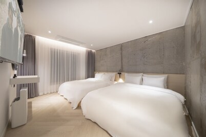 Croissant Hotel Guri by Anook